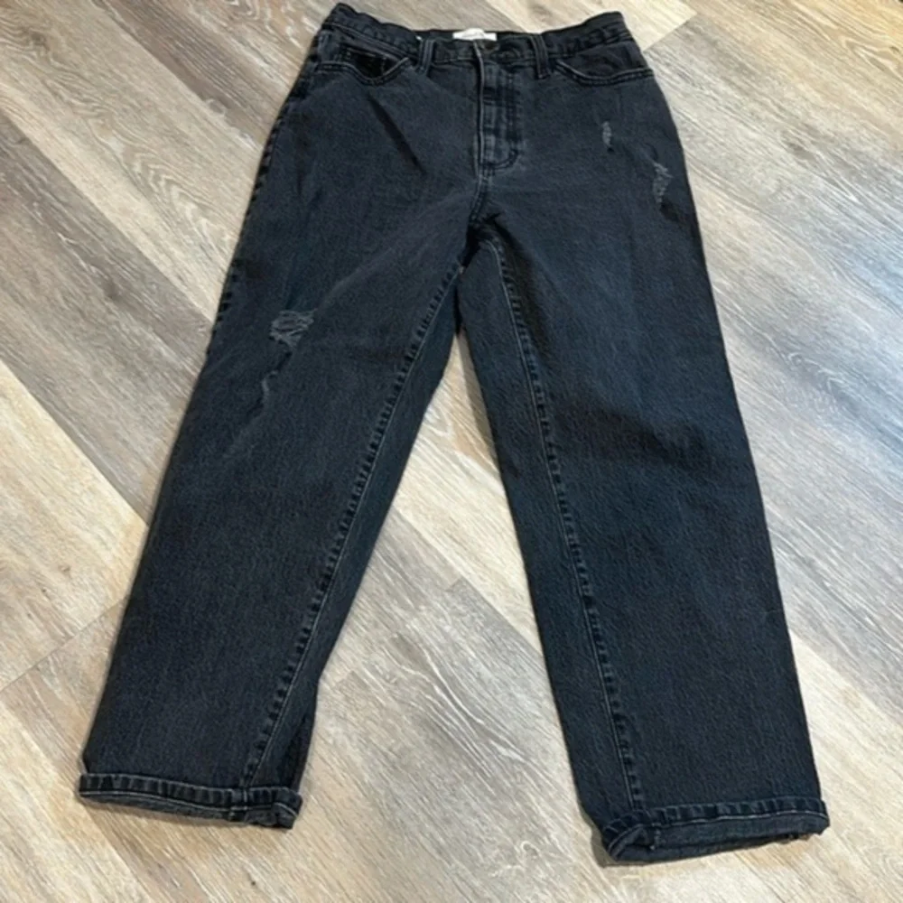 Universal Thread size 8/29 cropped black straight leg jean 26” inseam